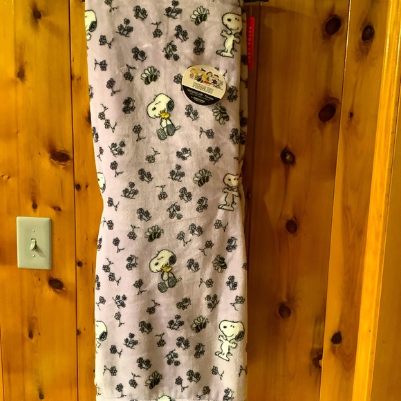 Berkshire Snoopy Bees & Flowers Spring Throw - Picture 1 of 3